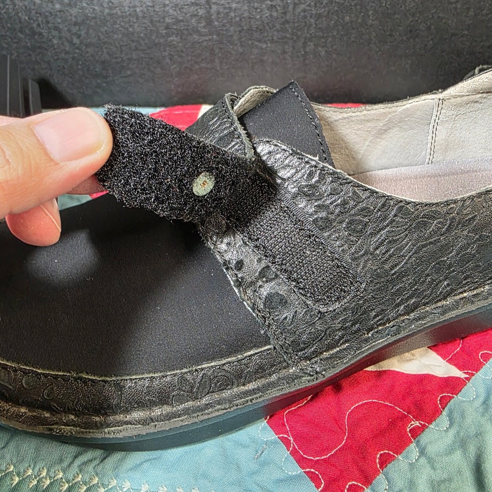 Alegria Dayna Professional Clogs Women 40 9-9.5 Black Floral Embossed Leather - Picture 8 of 10